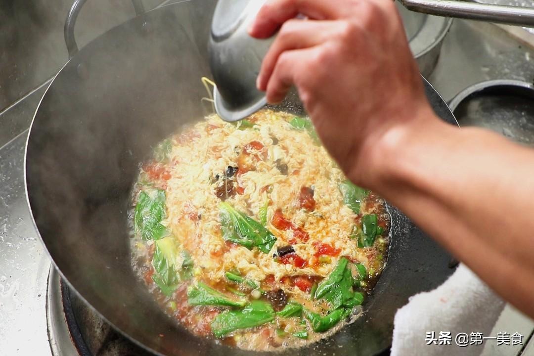 做番茄鸡蛋汤，有人先炒番茄、有人直接煮！顺序对了，汤鲜味更美  -图8