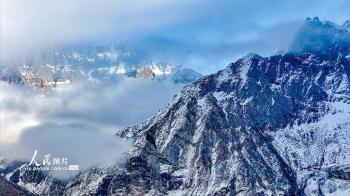 四川阿坝：“理小路”初冬雪山美如画  -图3