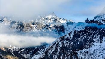 四川阿坝：“理小路”初冬雪山美如画  -图6