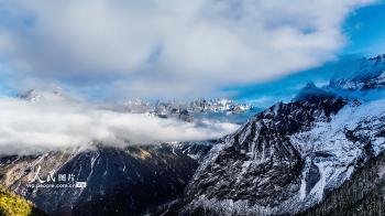 四川阿坝：“理小路”初冬雪山美如画  -图4