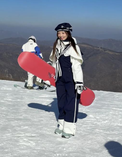 43岁李小璐近照曝光，独自滑雪，苹果肌太大显老，个子矮像1米5  -图2