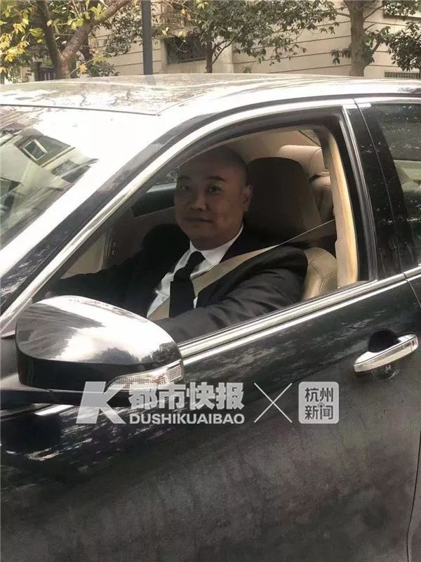 双门跑车不符合网约车条件，他又买了辆凯美瑞！月入四五万，不差钱的杭州43岁男人为什么早出晚归开专车？  -图2