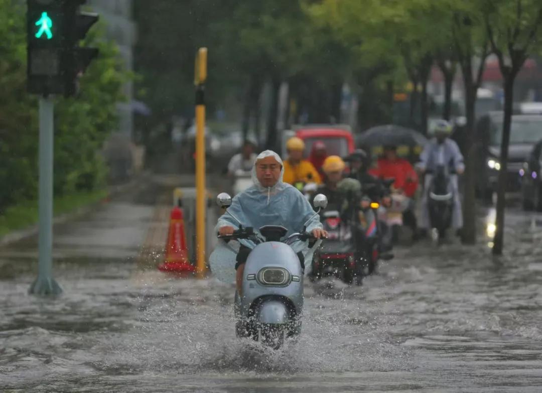 这场雨竟下成了“全国最大”！北京升级暴雨预警，傍晚雨强大  -图2